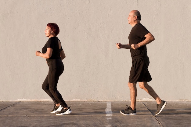 Donna e uomo che corre all'aperto