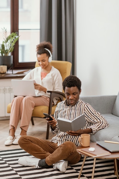 Donna e uomo che lavorano a distanza da casa