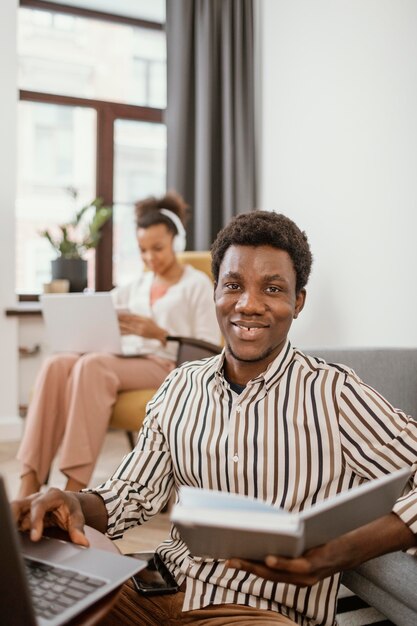 Donna e uomo che lavorano a distanza da casa