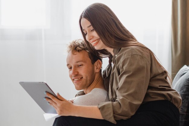 Donna e uomo felici e amorevoli che fanno progetti per rinnovare insieme la famiglia