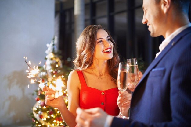 Donna e uomo sorridenti celebrano le vacanze di natale