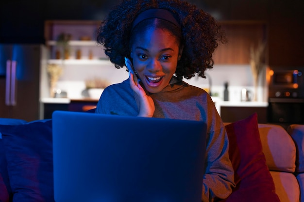 Donna eccitata colpo medio con laptop