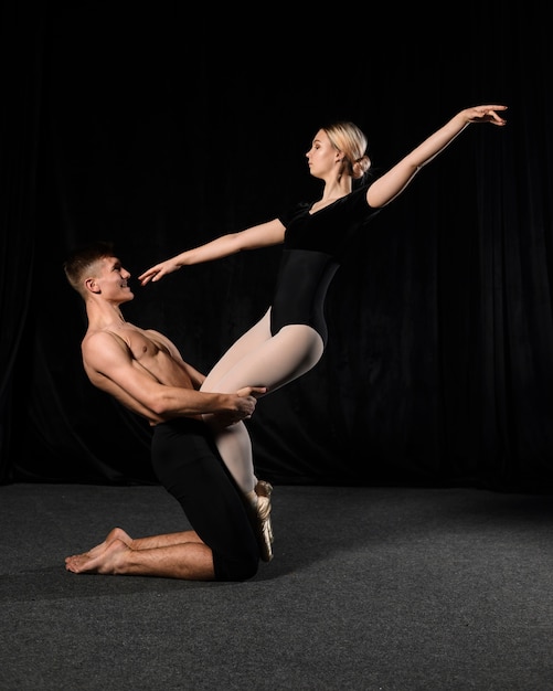 Donna ed uomo di balletto che posano in body