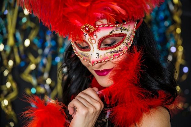 Donna elegante che celebra il carnevale veneziano