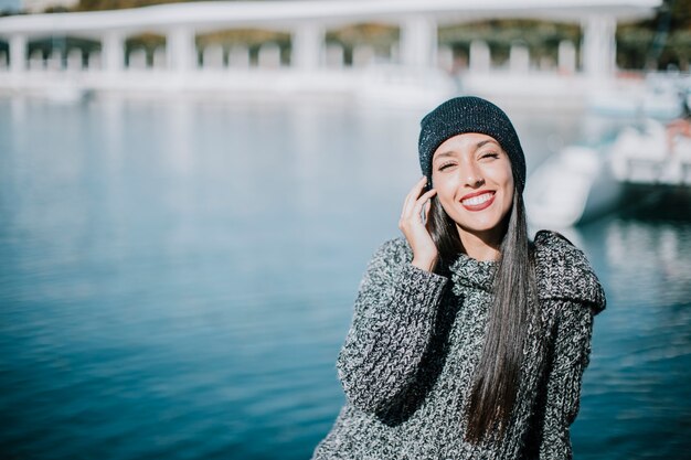 Donna elegante di fronte all&#39;acqua