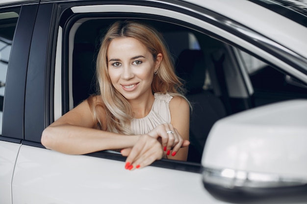 Donna elegante e alla moda in un salone di auto