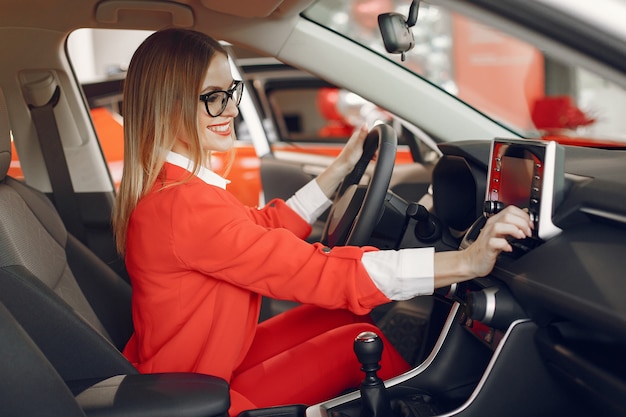 Donna elegante e alla moda in un salone di auto