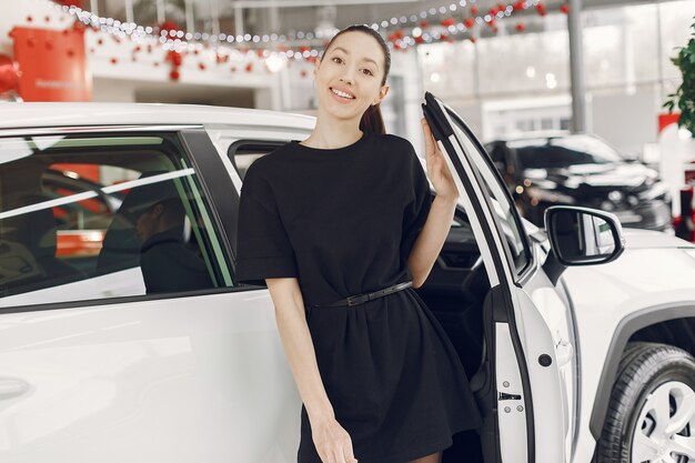 Donna elegante e alla moda in un salone di auto