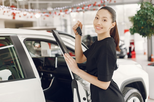 Donna elegante e alla moda in un salone di auto