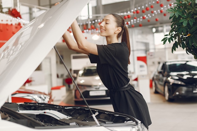 Donna elegante e alla moda in un salone di auto