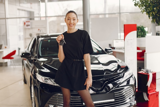 Donna elegante e alla moda in un salone di auto