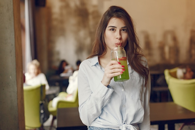 Donna elegante in una camicetta blu, trascorrere del tempo in un caffè