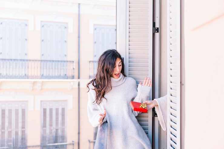 Foto gratuito donna emozionante che ha regalo dal partner