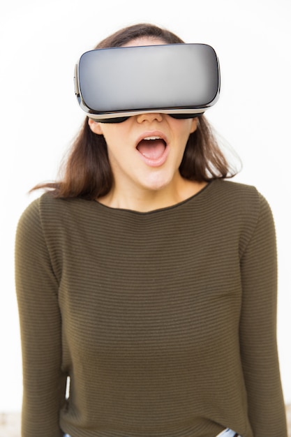 Donna emozionata colpita nel gridare della cuffia avricolare di VR
