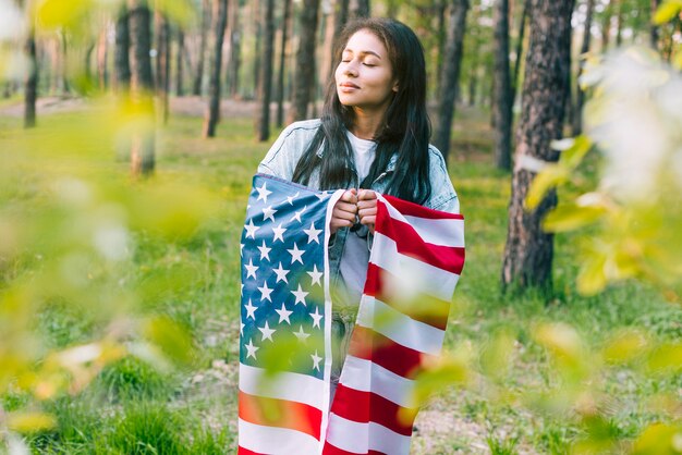 Donna etnica con bandiera americana