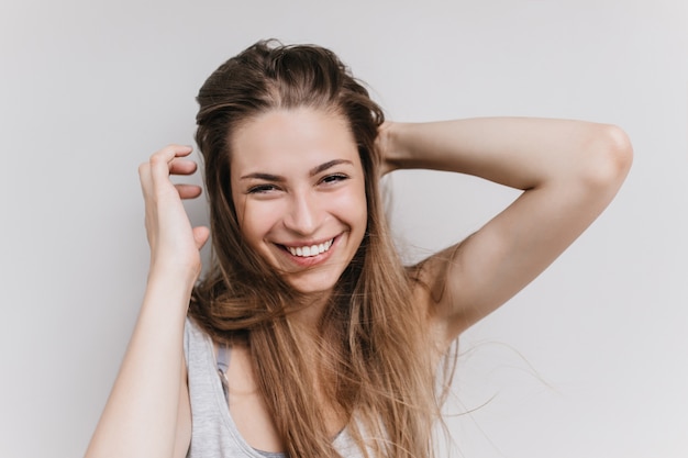 Donna europea allegra che ride. Foto dell'interno della ragazza romantica che esprime felicità.