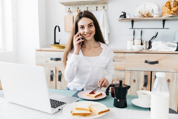 Donna facendo colazione in cucina