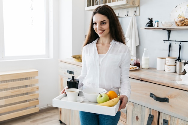 Donna facendo colazione in cucina