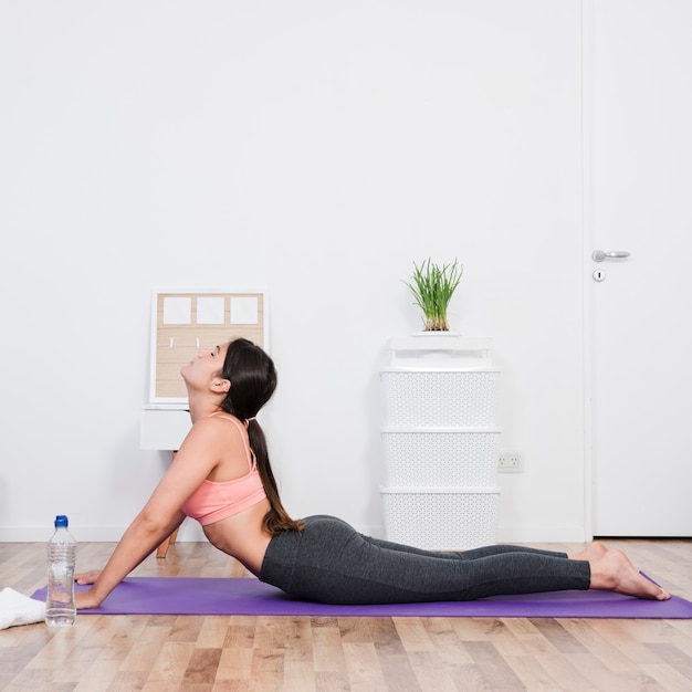 Donna facendo esercizio di yoga