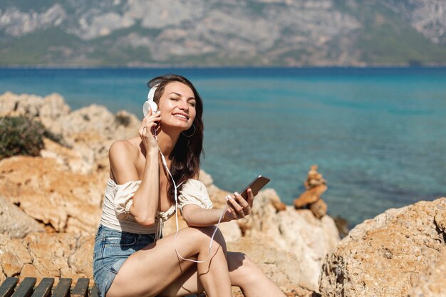 Donna felice che ascolta la musica