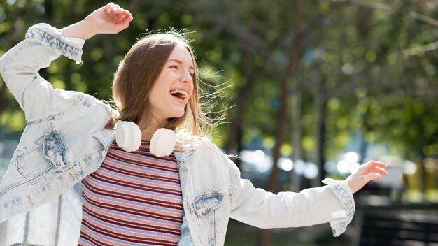 Donna felice che ascolta la musica