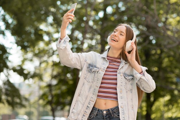 Donna felice che ascolta la musica