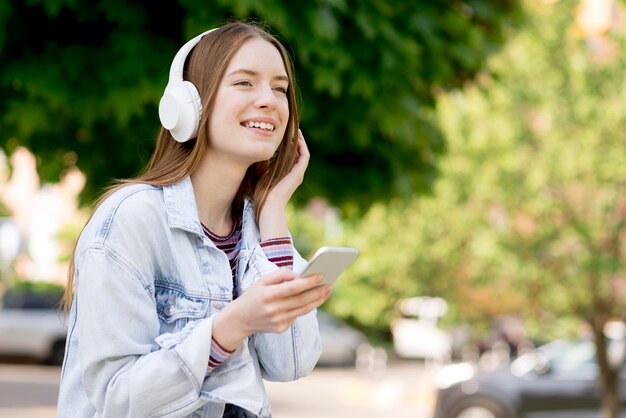 Donna felice che ascolta la musica