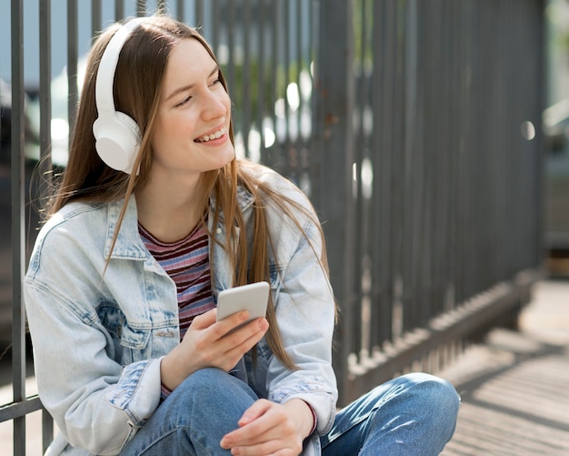 Donna felice che ascolta la musica