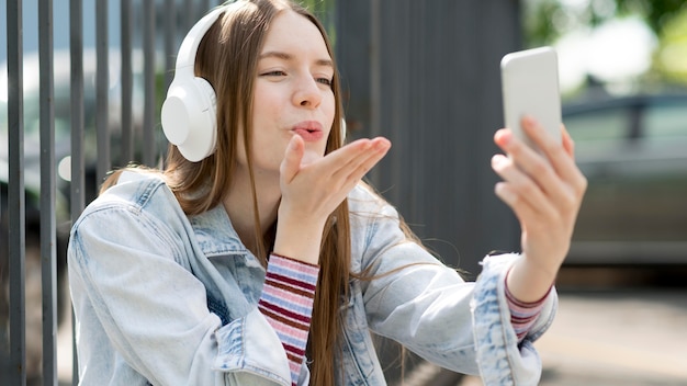 Donna felice che ascolta la musica