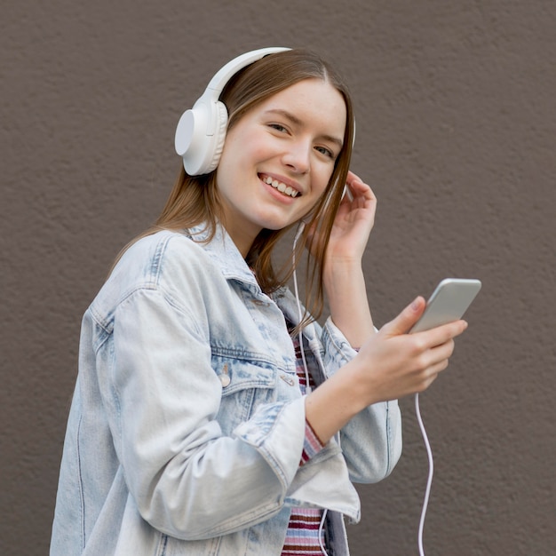 Donna felice che ascolta la musica