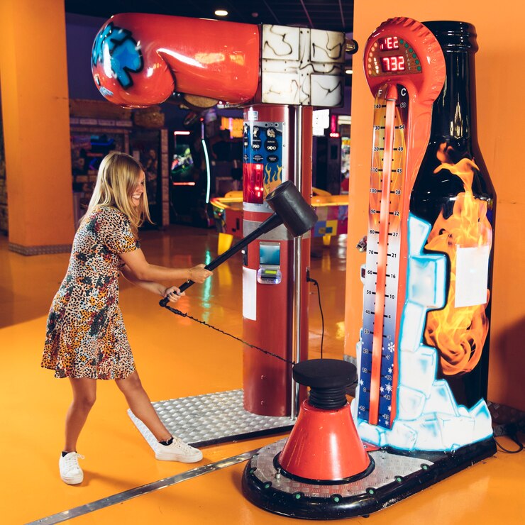 Foto gratuito donna felice che gioca a giochi d'arcada
