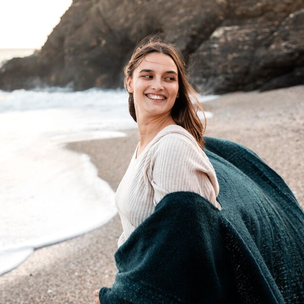 Donna felice che gode del suo tempo in spiaggia