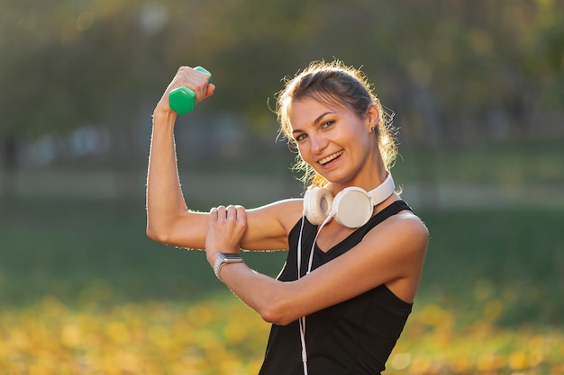 Donna felice che mostra i suoi muscoli