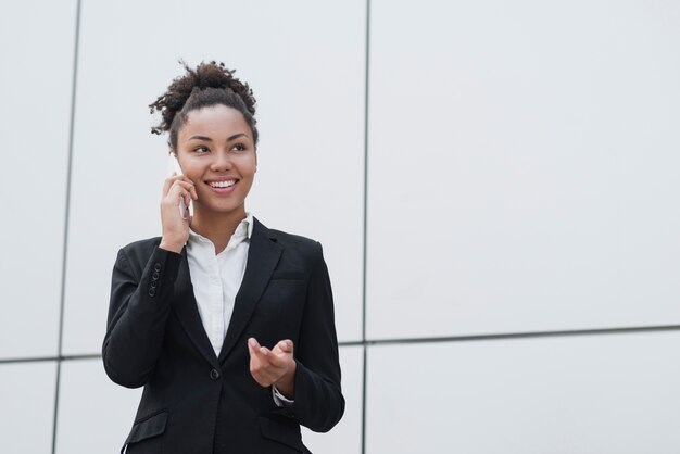 Donna felice che parla al telefono