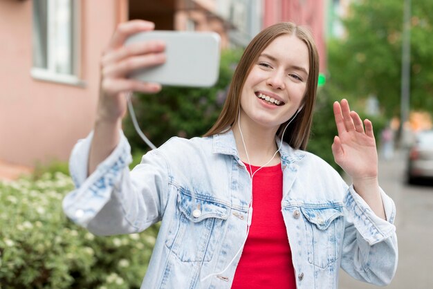 Donna felice che prende un selfie