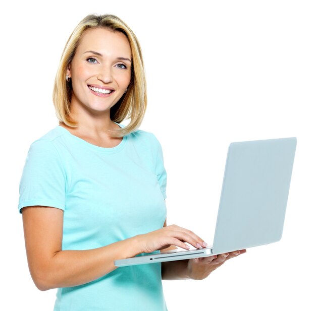 Donna felice che scrive sul computer portatile isolato su bianco