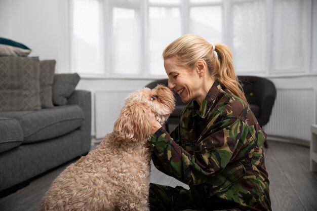 Donna felice che vede il suo cane