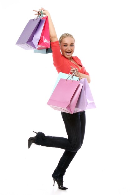 Donna felice con i sacchetti della spesa variopinti