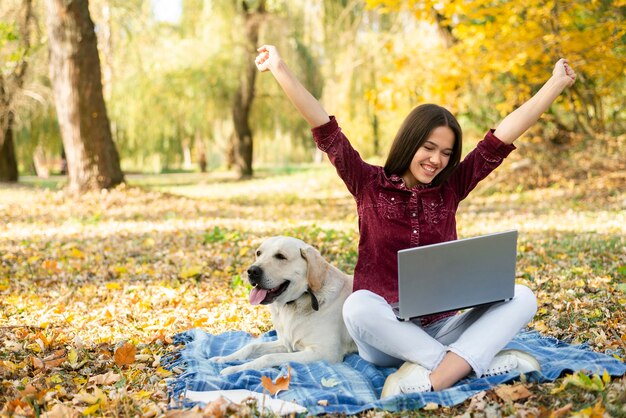 Donna felice con il suo cane nel parco