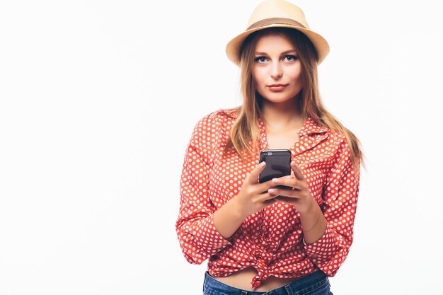 Donna felice con il telefono cellulare, su sfondo bianco