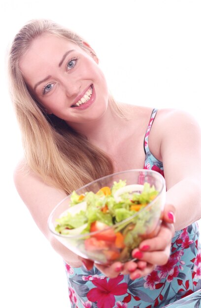 Donna felice con la ciotola di insalata fresca