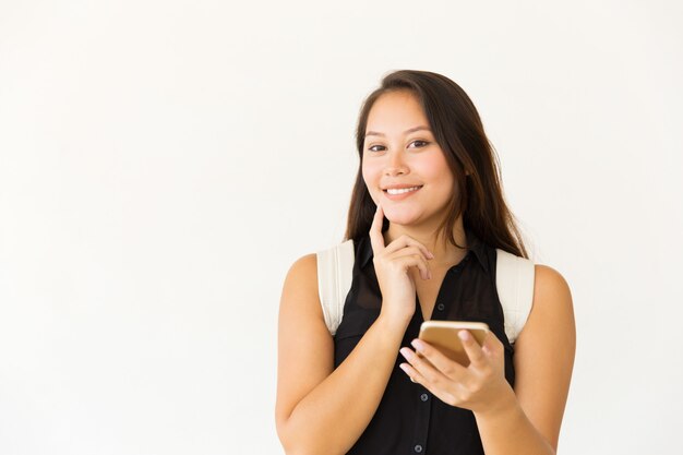 Donna felice con sorridere dello smartphone