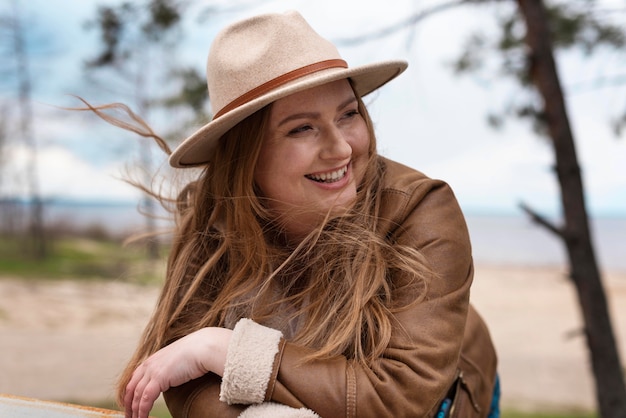 Donna felice del colpo medio con il cappello