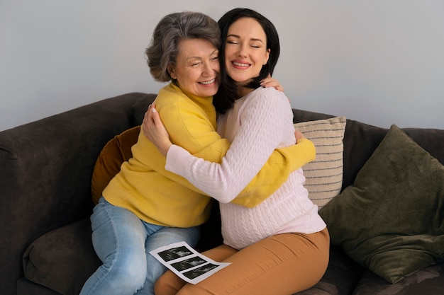 Donna felice del colpo medio e sua madre