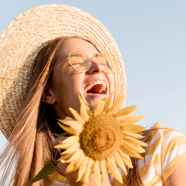 Donna felice del primo piano che gode della natura