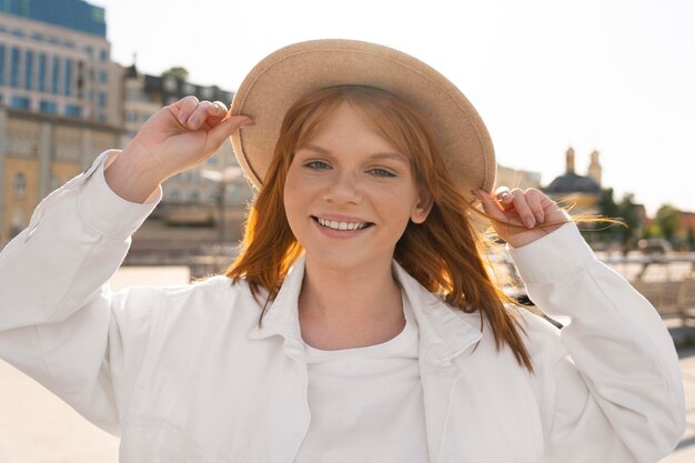 Donna felice del tiro medio con il cappello