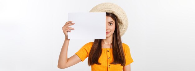 Donna felice di affari che tiene la parte posteriore grigia della parete del grande cartello bianco