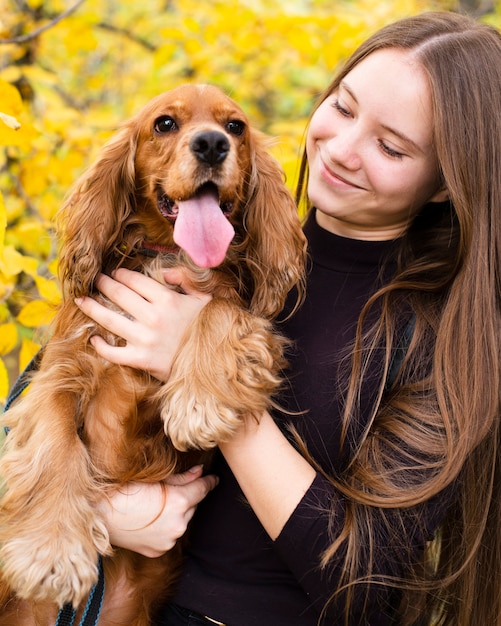 Donna felice in amore con cocker spaniel