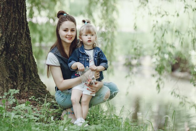 Donna felice in posa con la figlia nel parco