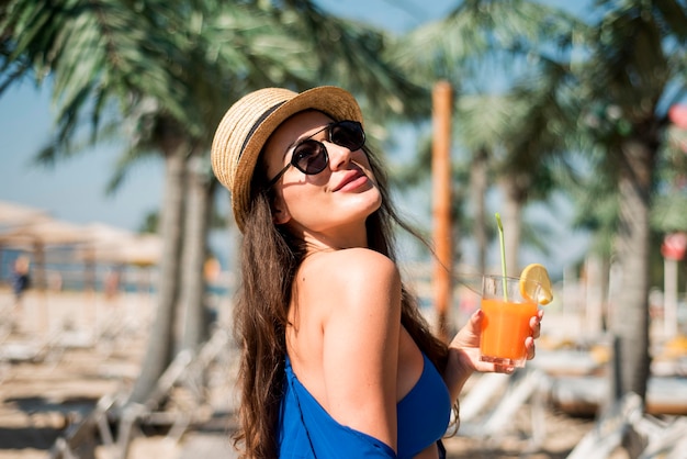 Donna felice in spiaggia